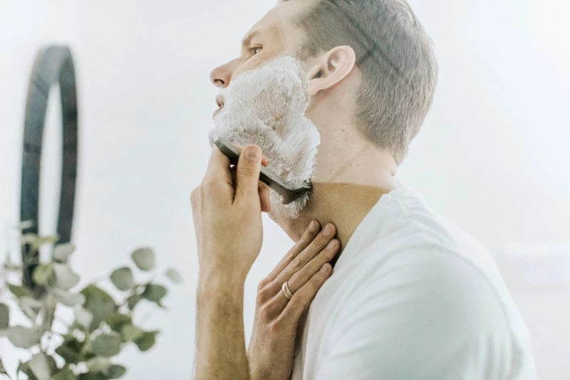 razor bump treatment man shaving