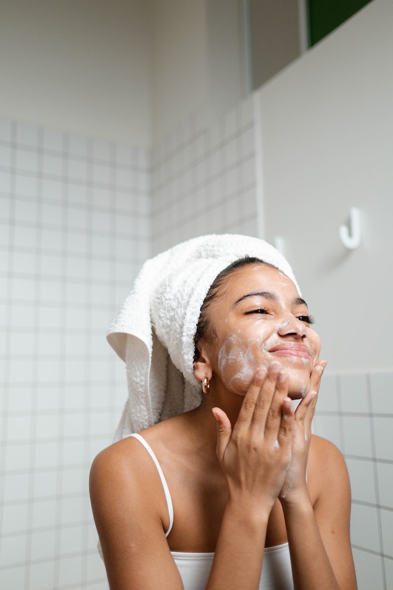 17 idées de routine d'auto-soins pour nettoyer le visage