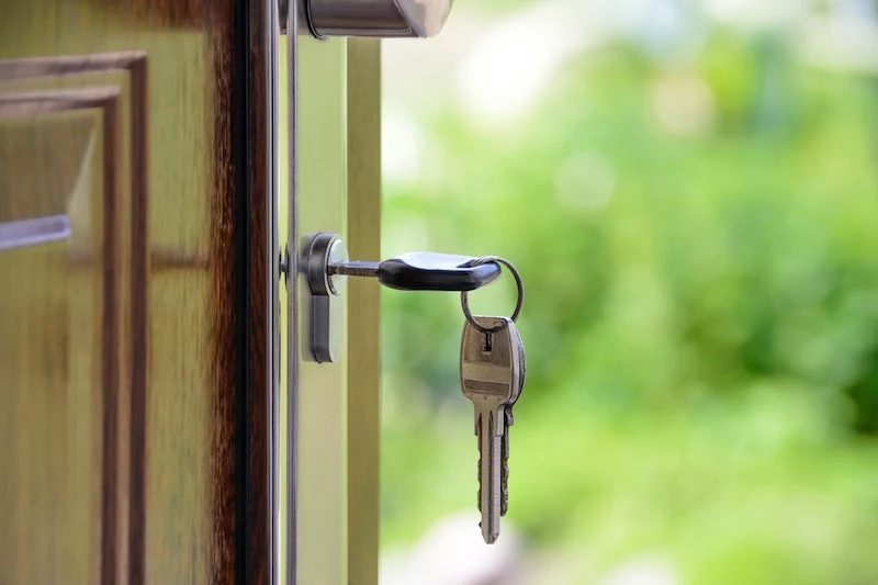 door with key dangeling