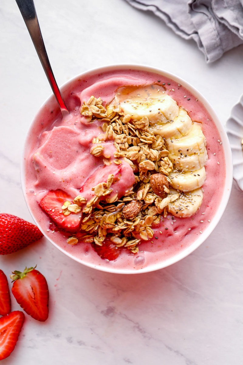strawberry smoothie bowl final result