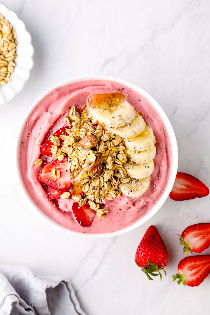 strawberry smoothie bowl topped with granodla