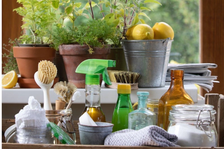 Eco Cleaning 5+ DIY natural recipes for cleaning products for every room