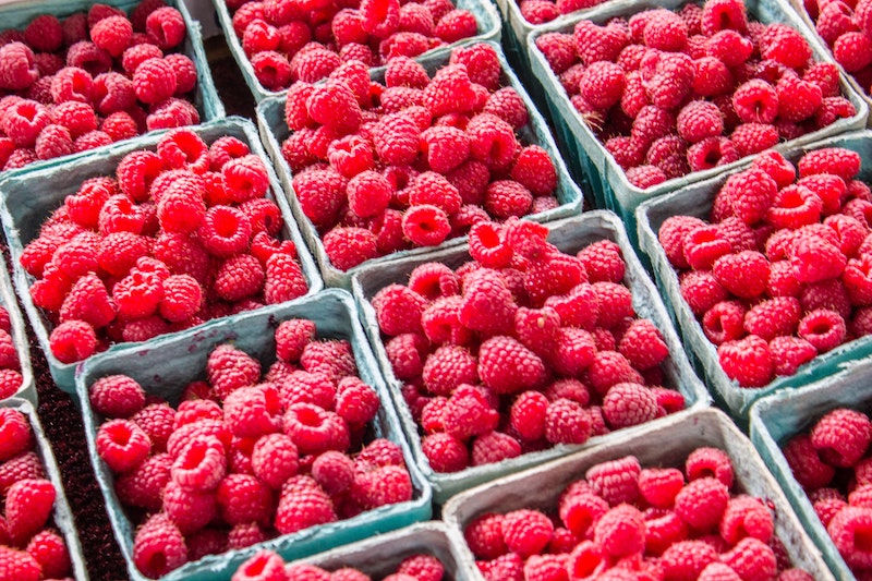 foods to help lose weight raspberries in containers