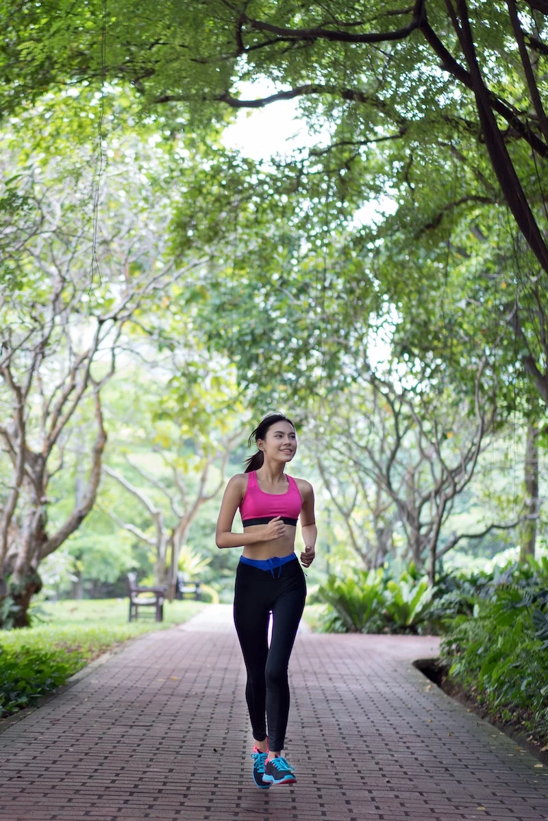 how to burn calories fast woman jogging