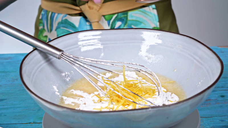 Ralladura de limón y eritritol en un bol