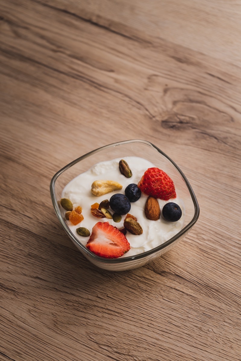 bes probiotyczna miska jogurtu ze świeżymi jagodami i orzechami