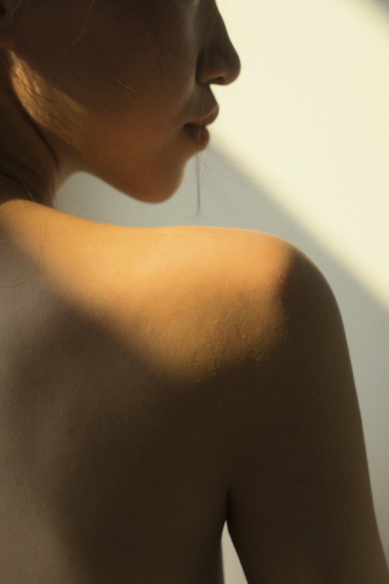 dry brushing benefits womans back of her shoulder