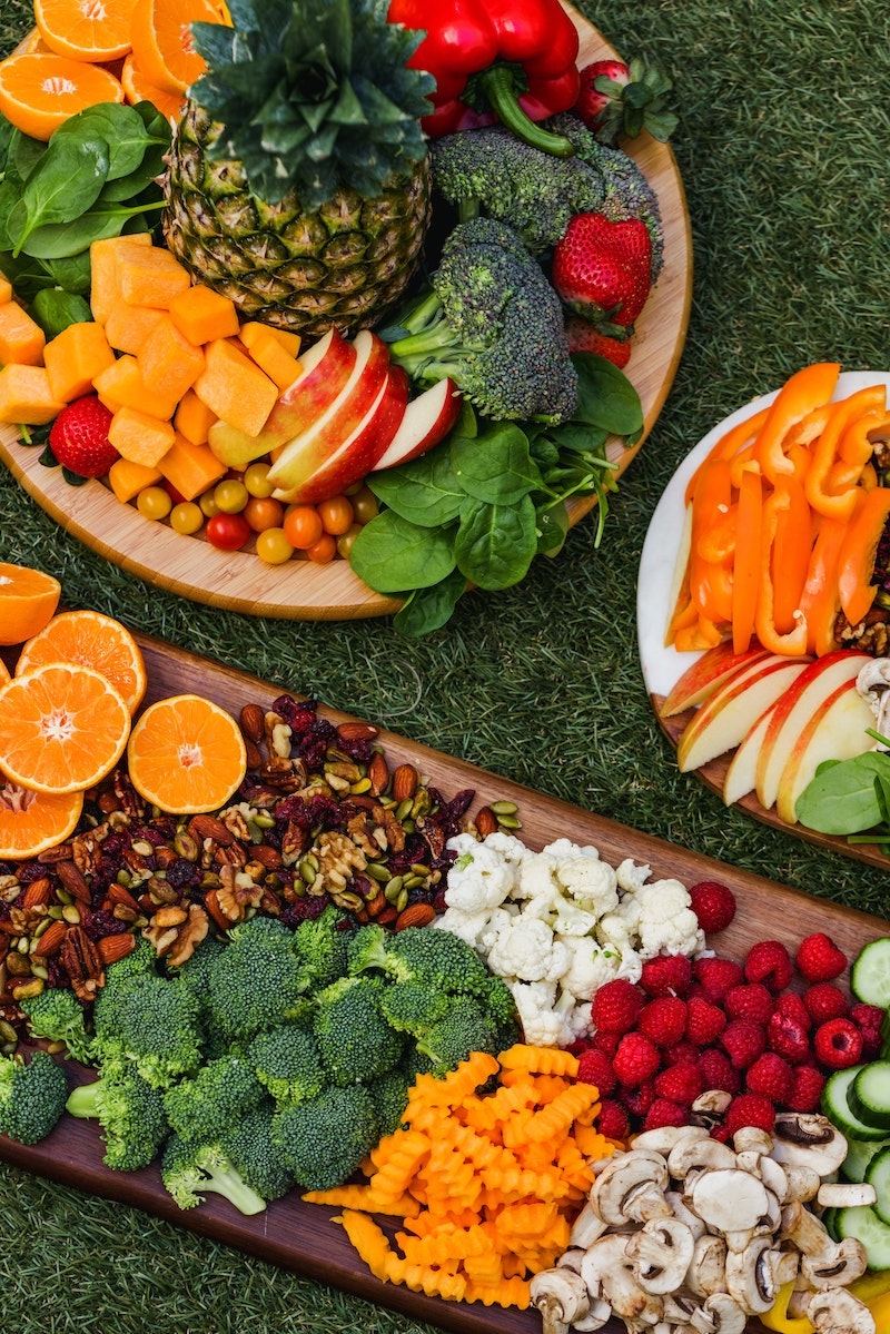 zdrowe jelito plato z owocami i warzywami