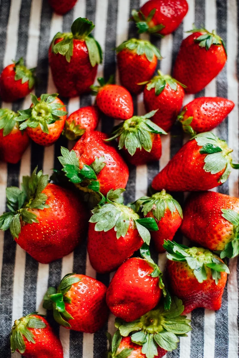 how to clean strawberries with baking soda