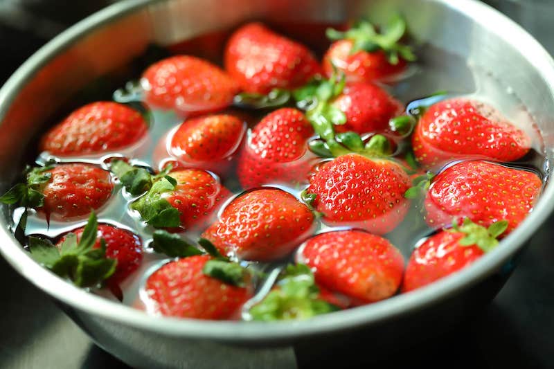 how to clean strawberries with salt and vinegar