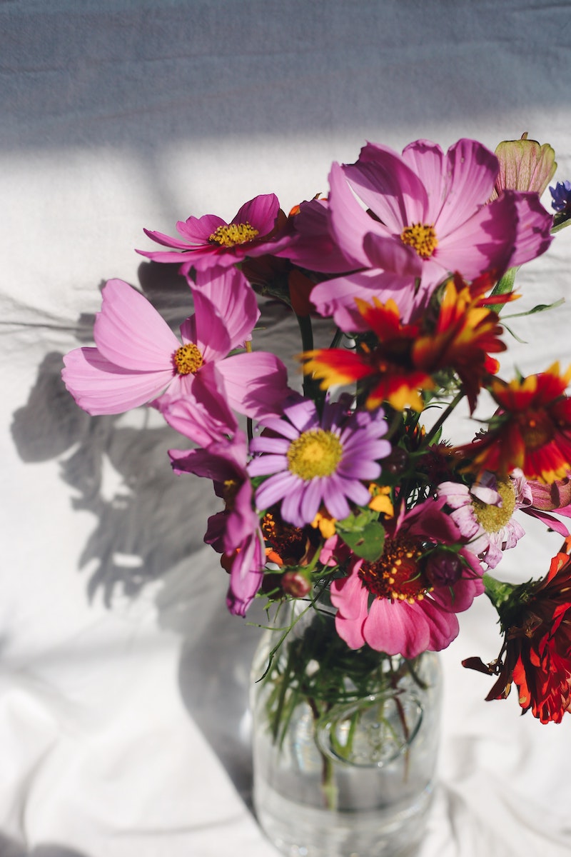 How To Keep Fresh Flowers Alive Longer, According To Florists