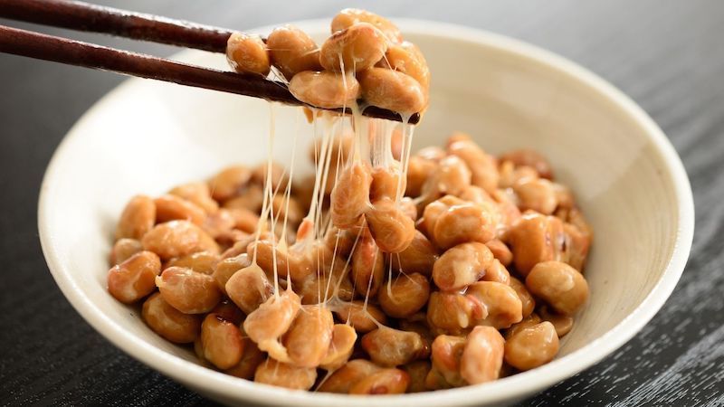 probiotyki w żywności fasola natto soja w misce z pałeczkami