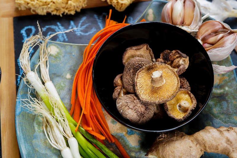 ramen ingredients green onions carrots mushrooms garlic ginger