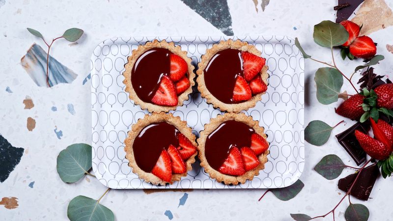 24 vegan tart with strawberries bakery