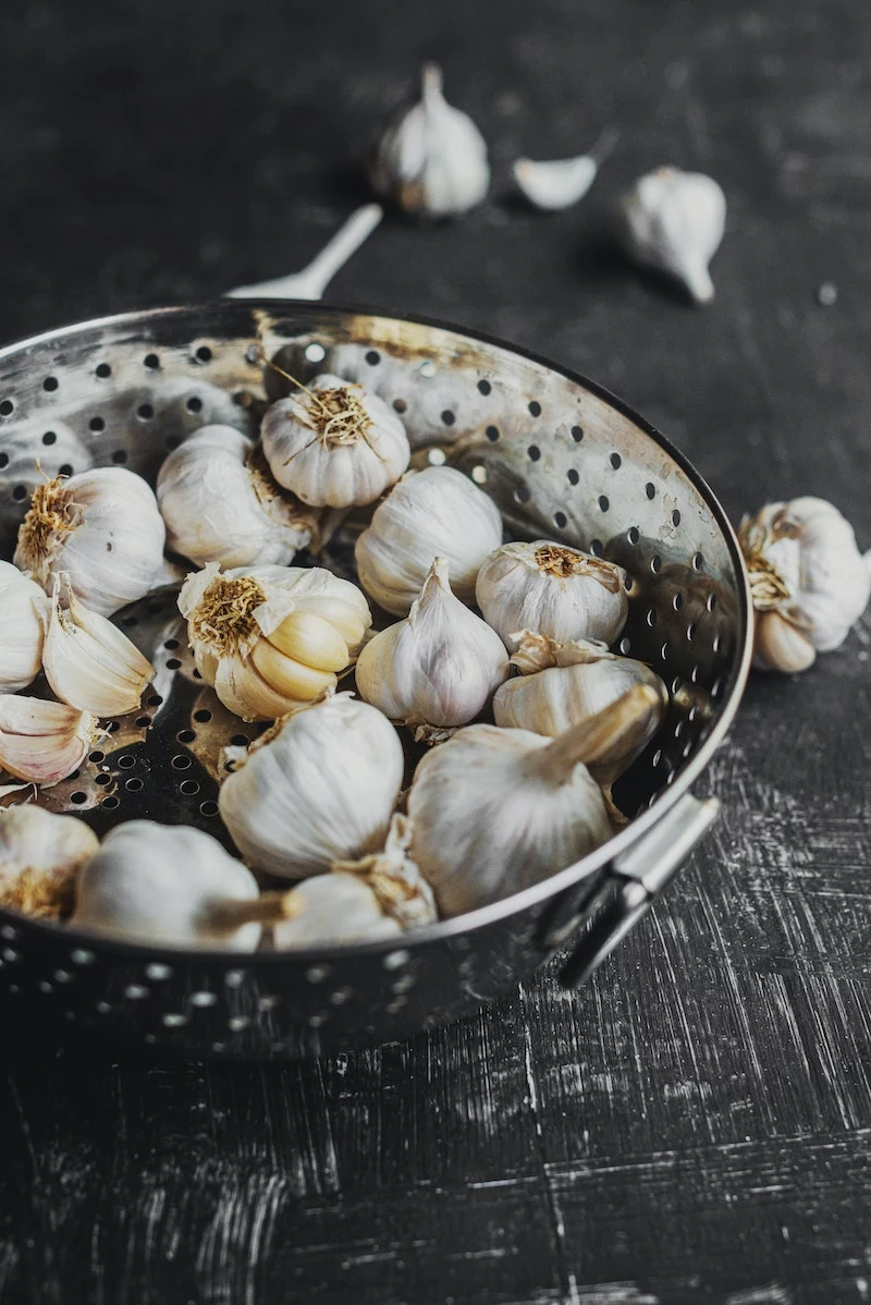 foods you should not refrigerate garlic heads and pieces in a bowl
