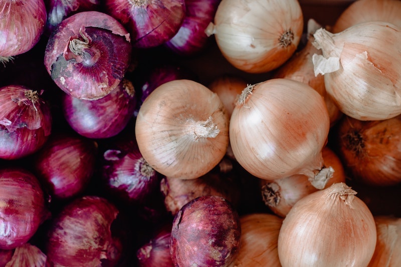how do i stop my armpits from smelling red and yellow onions