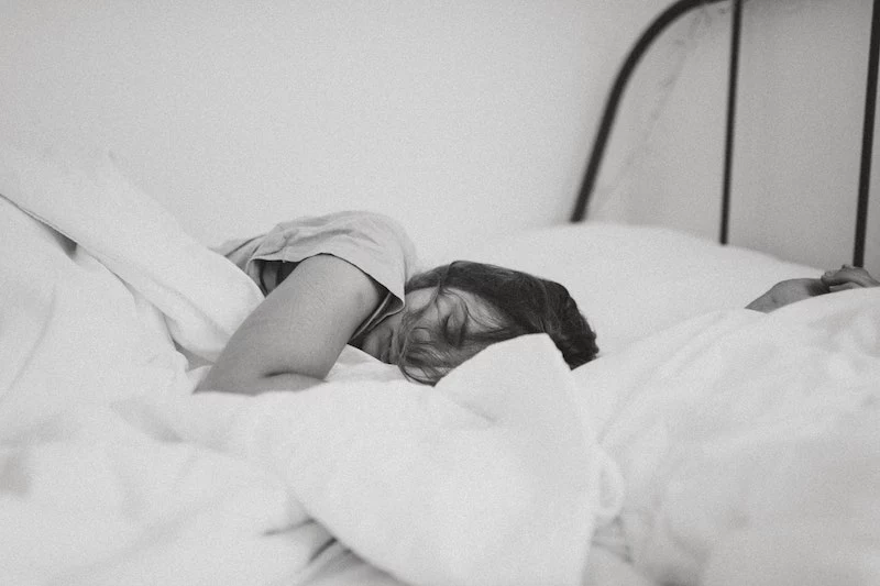 sleep in heat woman in black and white sleeping in her bed