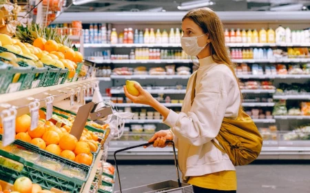 woman with mask on grocery shopping