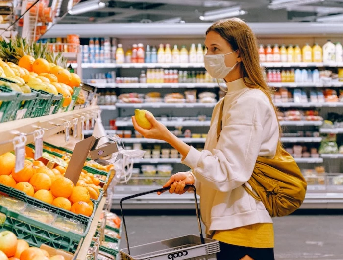 woman with mask on grocery shopping