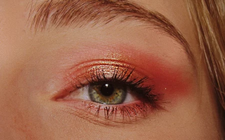 womans green eye with pink eyeshadow