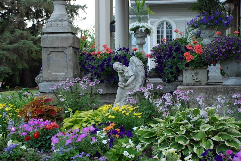 garden décor and sculptures 
