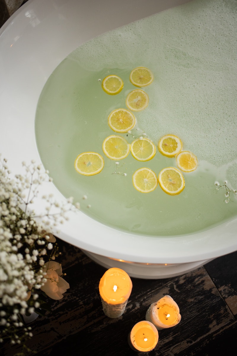 bath with lemon and candles