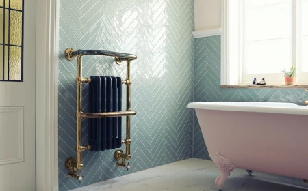 bathroom with clue ceramic tiles