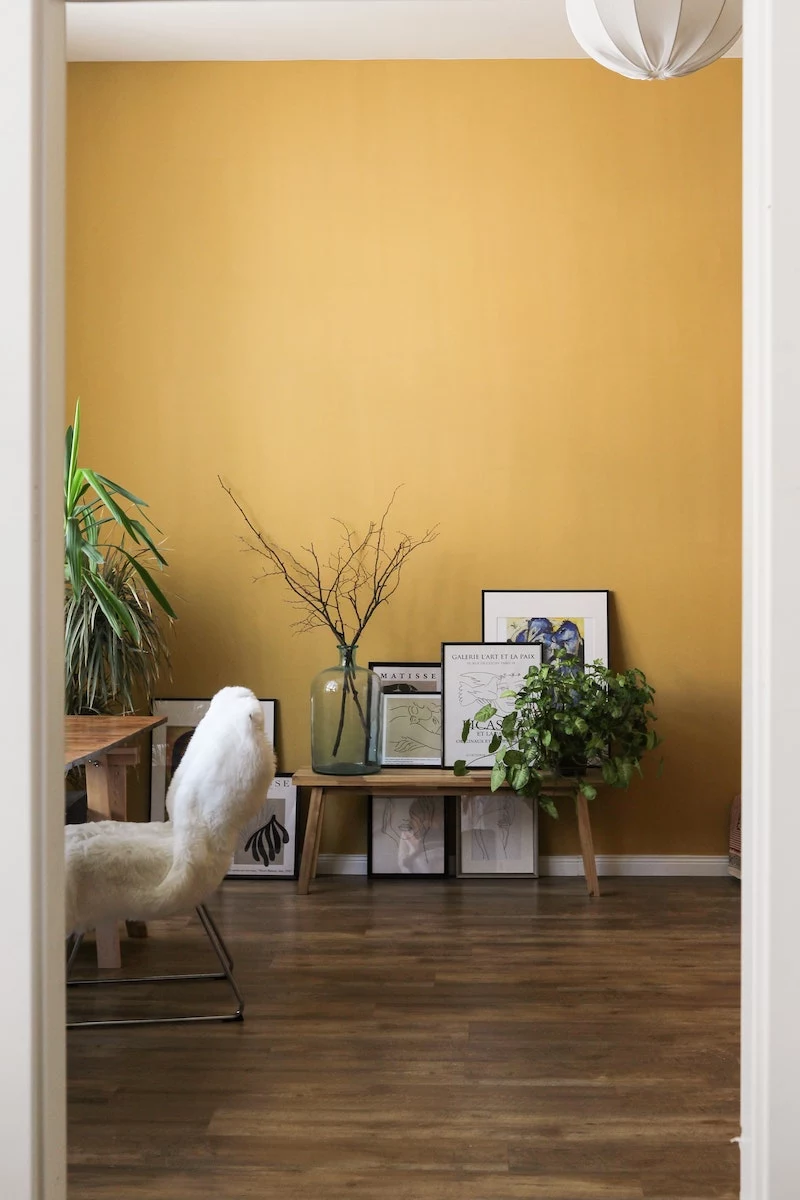 skirting boards yellow room with white skirting