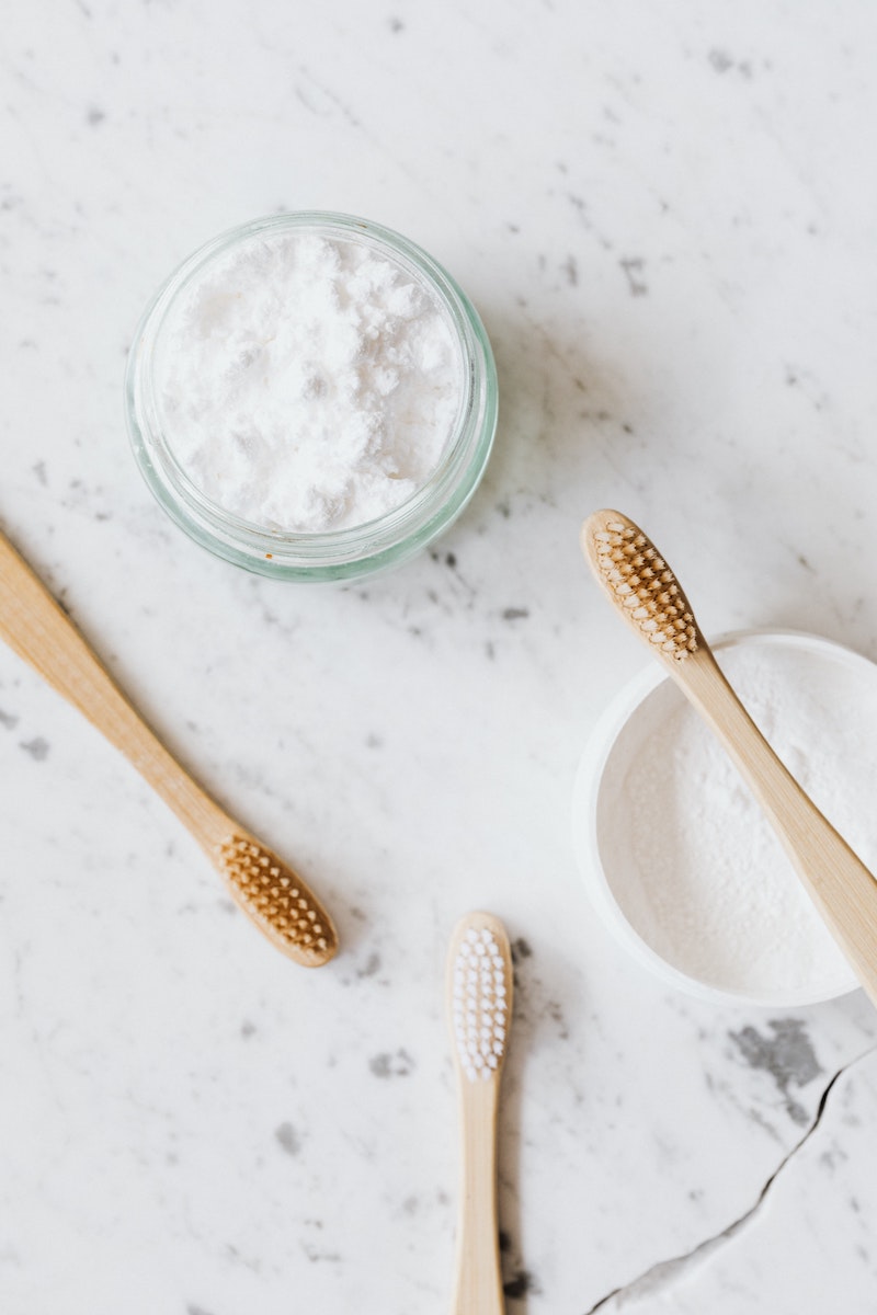 does baking soda naturally whiten teeth