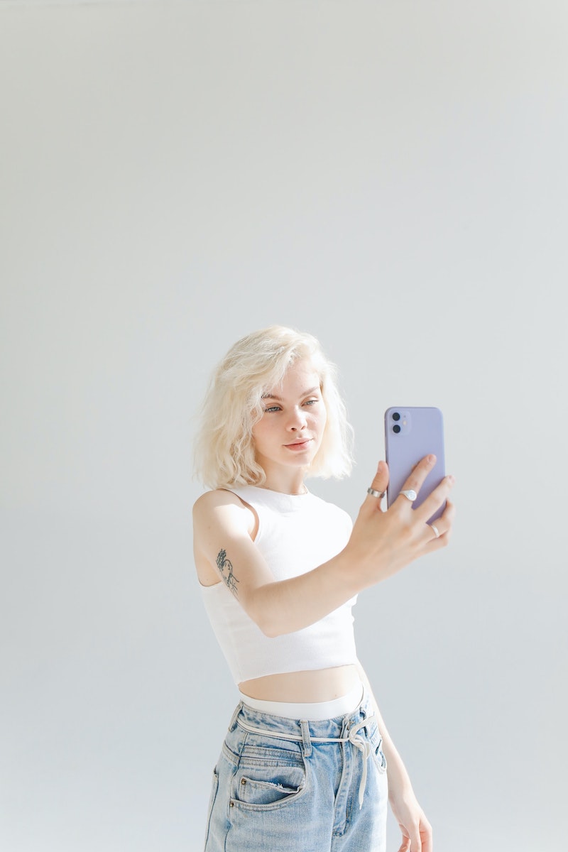 girl holding phone and taking a slefie