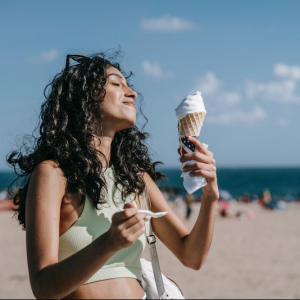 What NOT to Eat on The Beach, According to Nutritionists