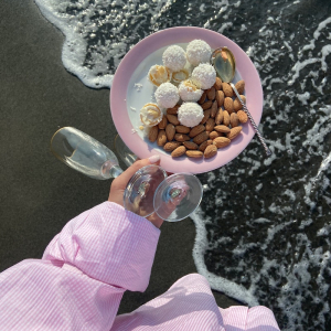 7 Best Snacks to Bring to the Beach, According to Nutritionists