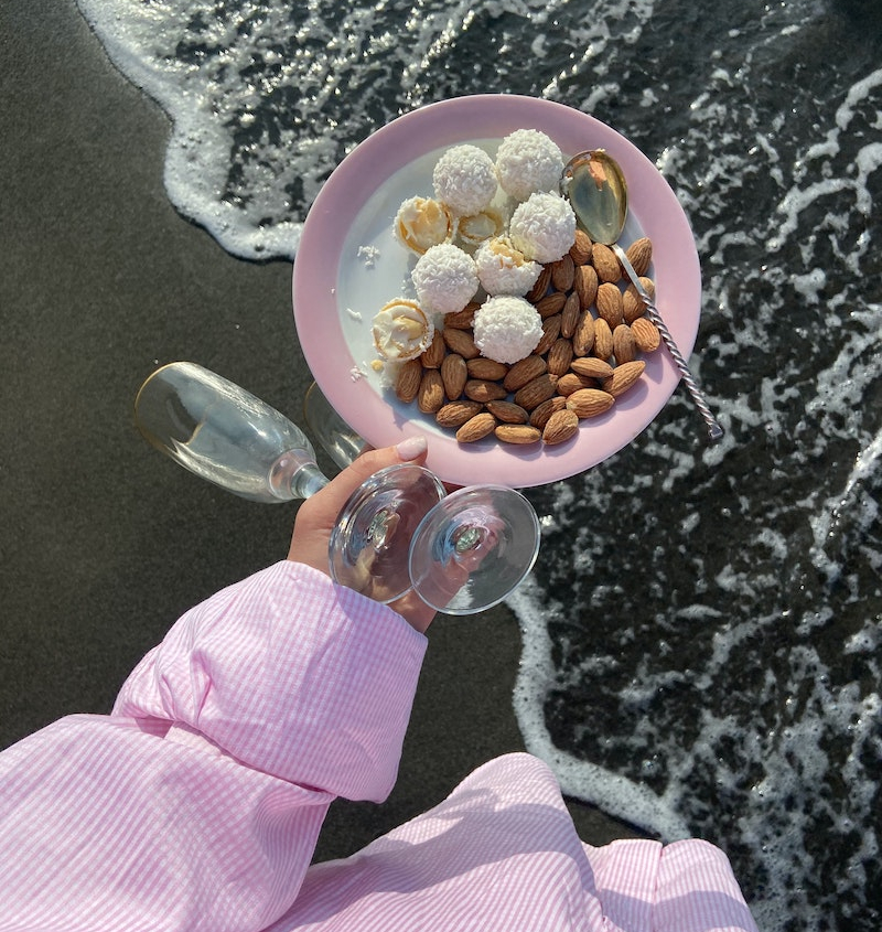 7-best-snacks-to-bring-to-the-beach-according-to-nutritionists