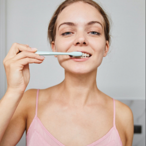 7 Ways to Whiten Your Teeth At Home (Safely and Naturally)
