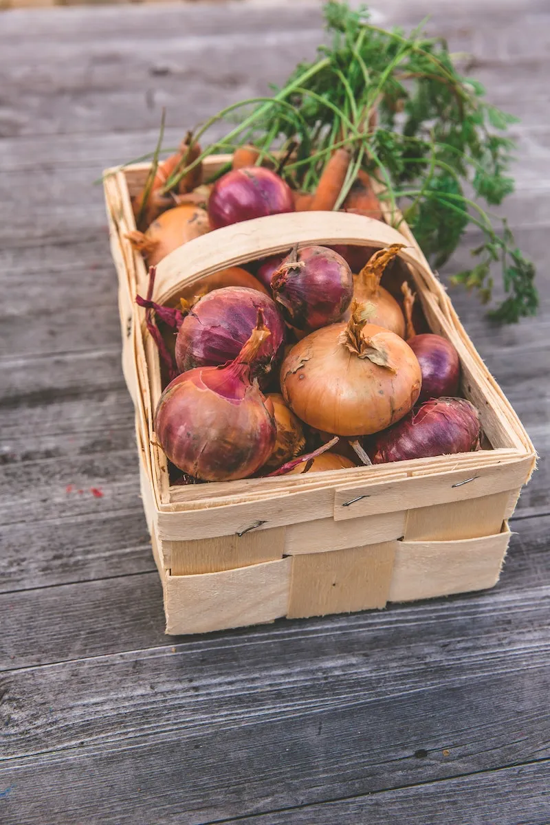 foods you should eat raw red and yellow onions in a basket