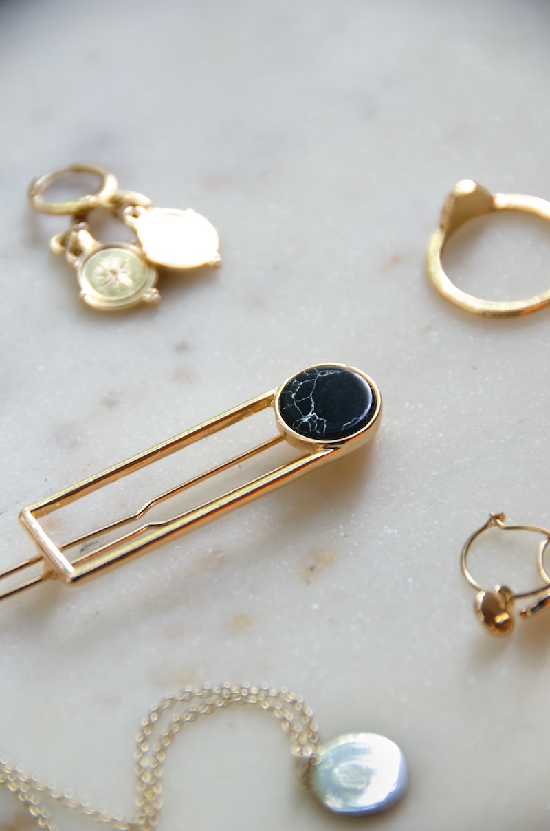 golden hair pin with black circle