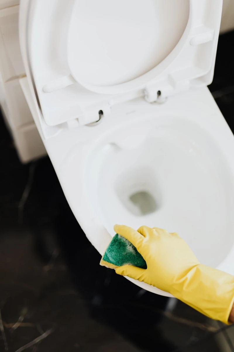 cleaning bathroom efficiently