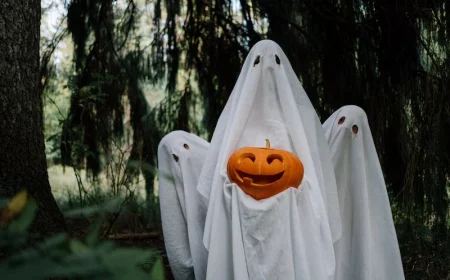 couple halloween costume ideas three ghosts holding a pumpkin