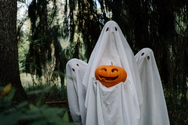 couple halloween costume ideas three ghosts holding a pumpkin
