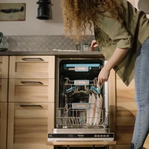 How To Load a Dishwasher The Right Way: 7 Do's And Don'ts
