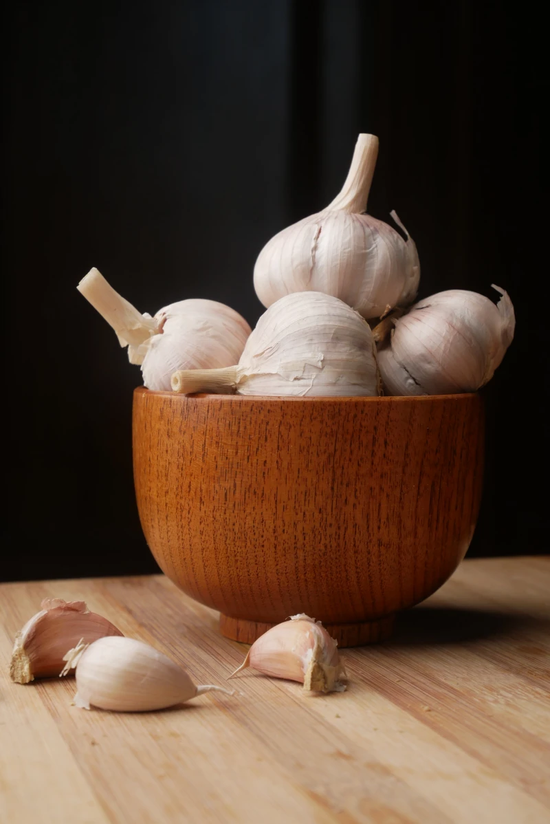 garlic in a bowl made of wood