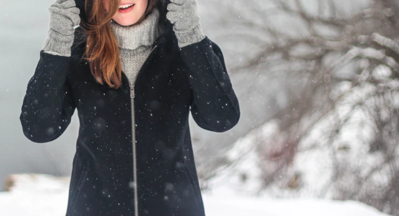 how to layer clothes woman in the snow