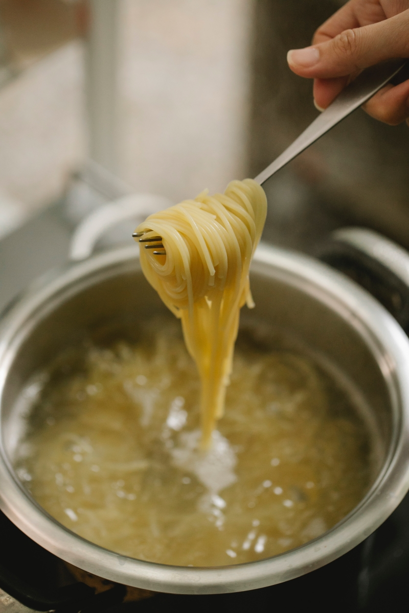 how to use pasta water to thicken sauce