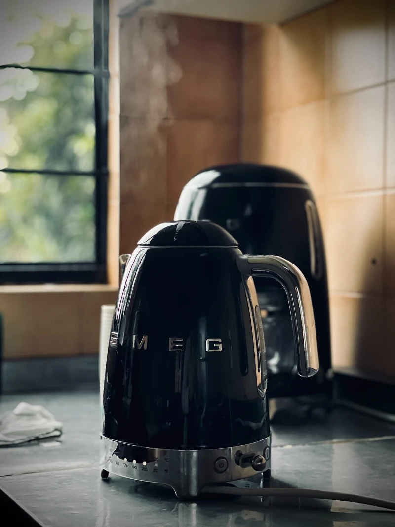 black electric smeg kettle