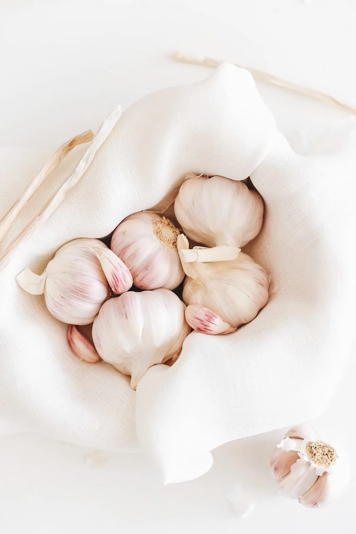 microwave hacks garlic in a hwite cloth