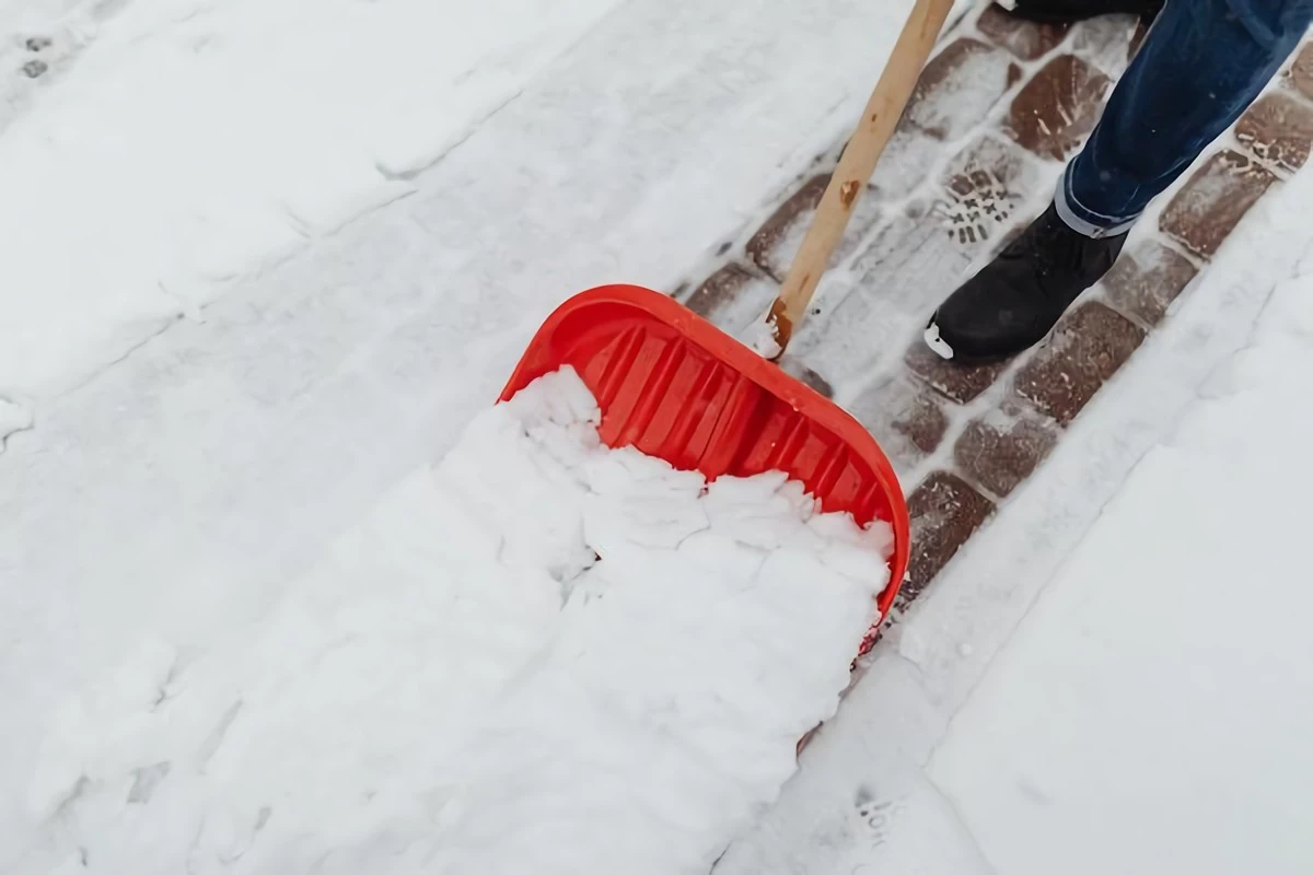 cleaning snow off drive way