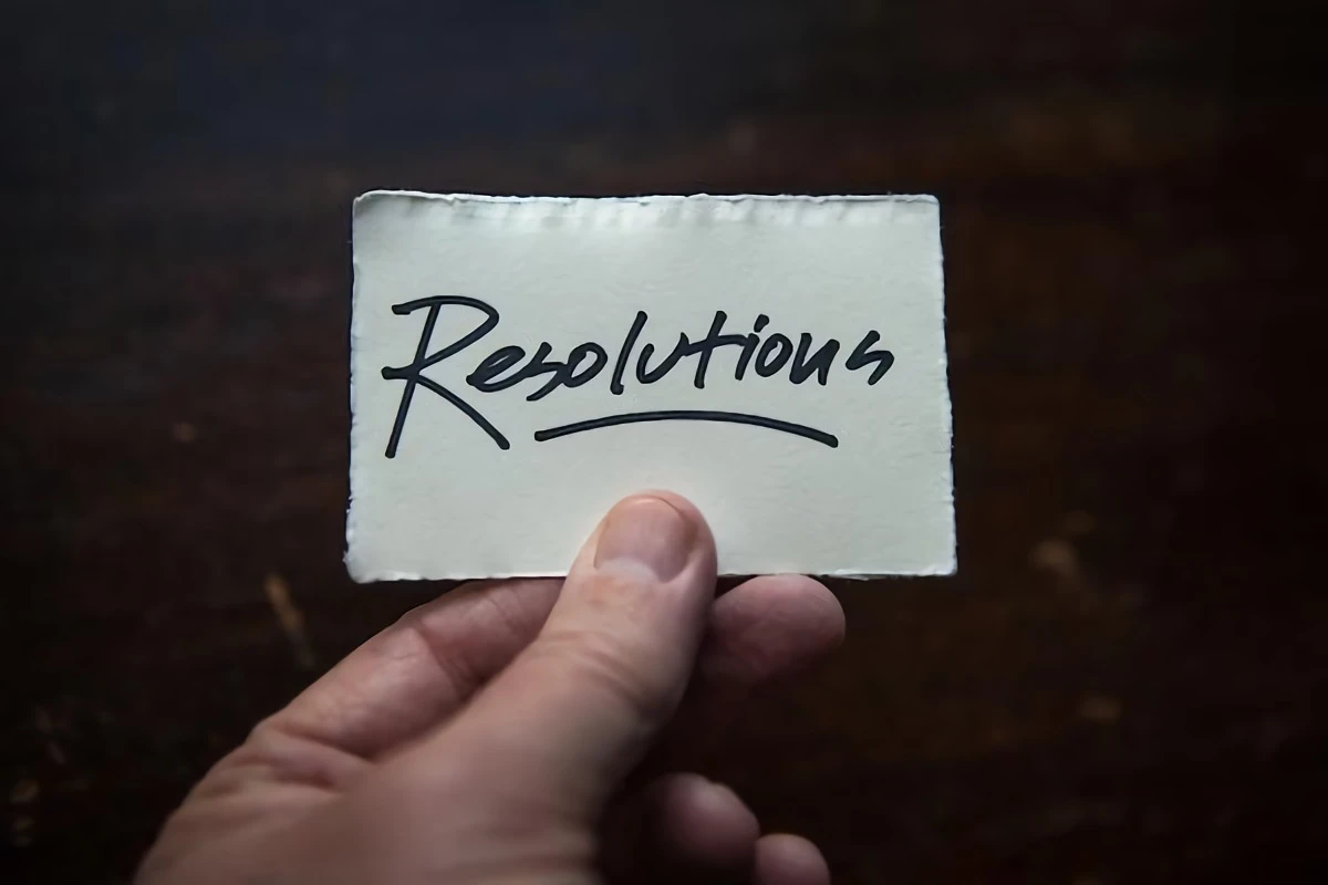 how to keep your new years resolutions piece of paper that says resolutions