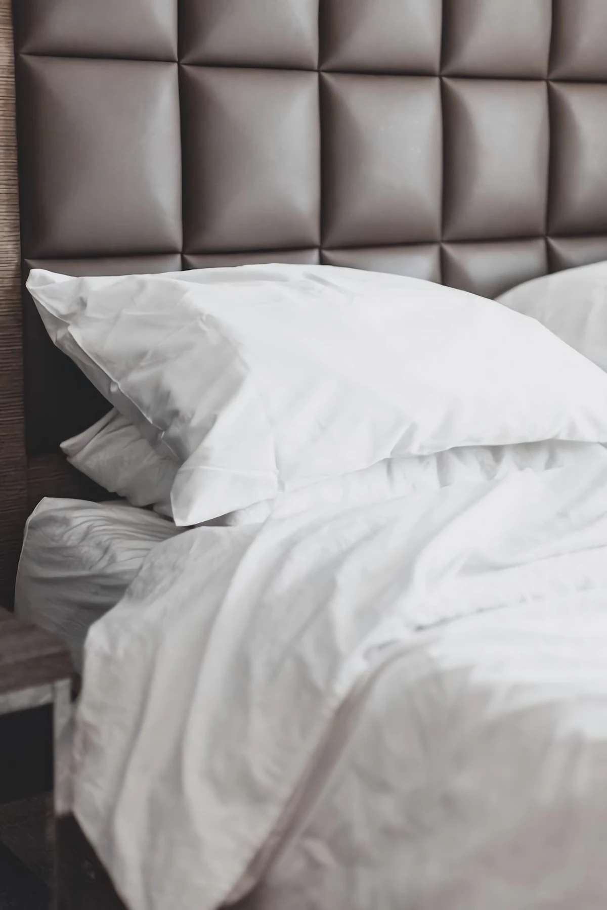 how to wash pillows bed with white bedding and two pillows