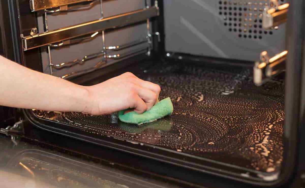 How To Clean An Oven The Right Way, According To Experts