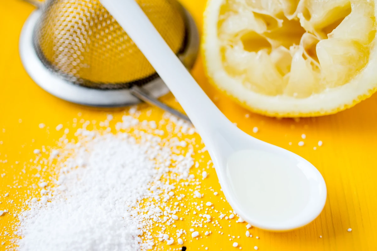 citric acid powder and lemons
